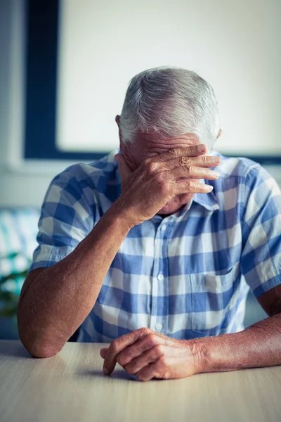 Hombre mayor que sufre de dolor de cabeza — Foto de Stock