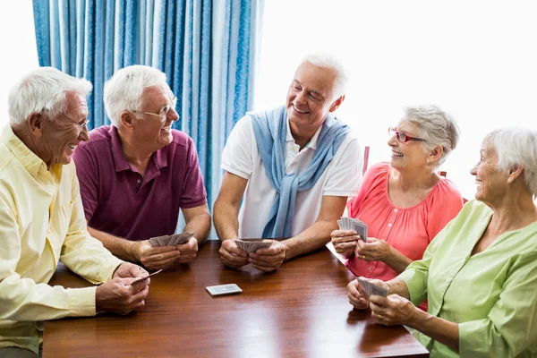 Senioren spielen gemeinsam Karten — Stockfoto