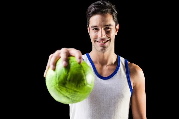 Porträtt av glada friidrottare håller en boll — Stockfoto