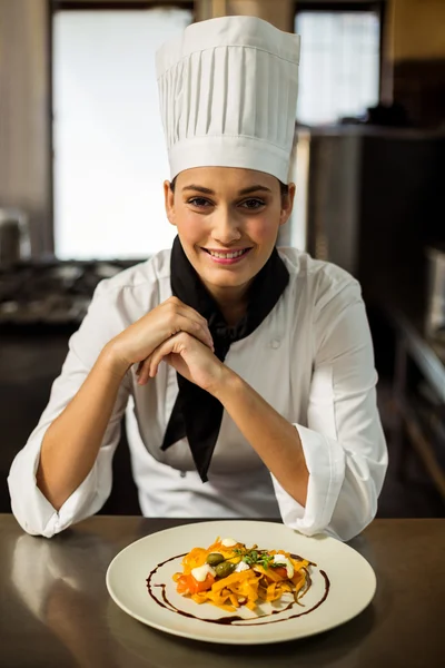 Jefe de cocina presentando su comida — Foto de Stock