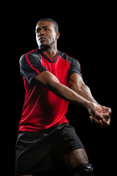 Sportsman poserar medan du spelar volleyboll — Stockfoto