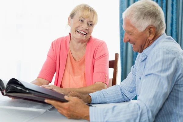 Senior koppel op zoek naar fotoalbum — Stockfoto