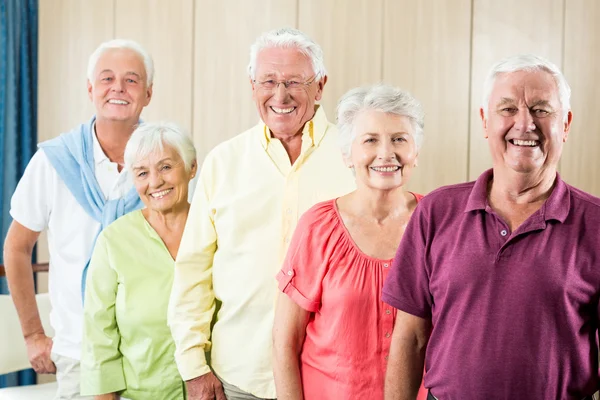 Senioren stehen zusammen — Stockfoto