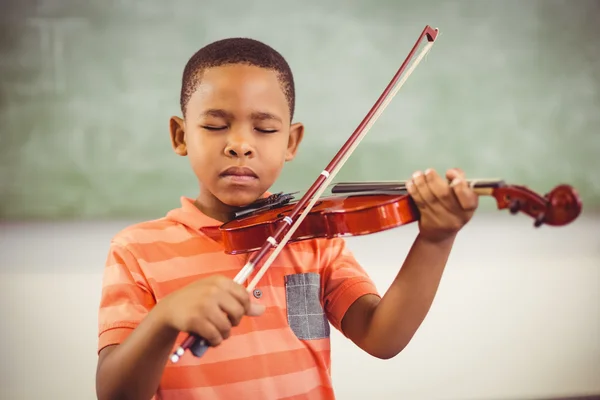 Schooljongen spelen viool in de klas — Stockfoto