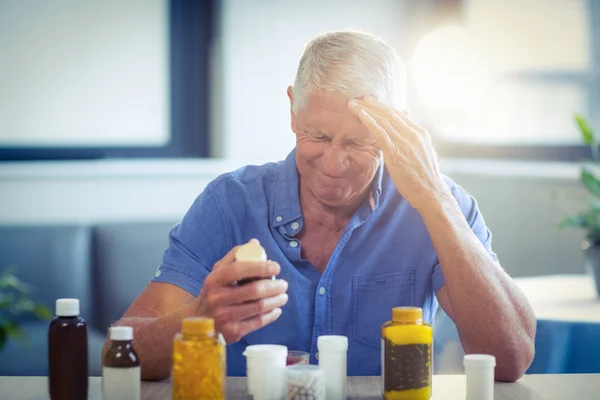 Homem idoso que sofre de dor de cabeça — Fotografia de Stock