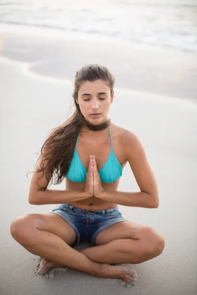 Mujer joven realizando yoga — Foto de Stock