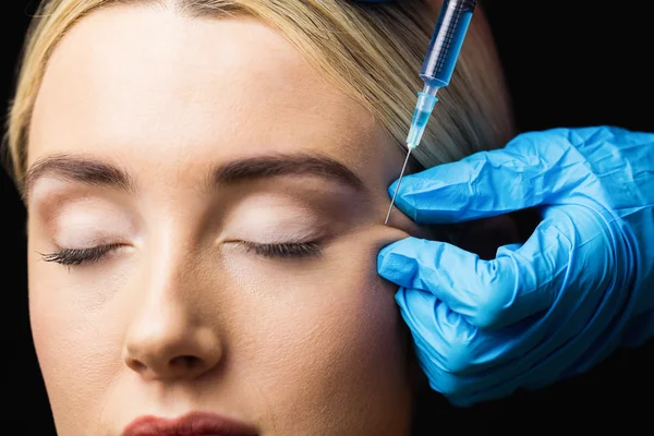 Kobieta odbiera botox wstrzykiwań na czole — Zdjęcie stockowe