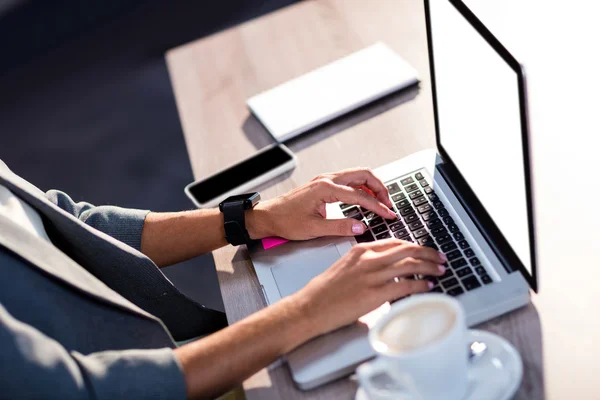 Pessoas de negócios usando um laptop — Fotografia de Stock