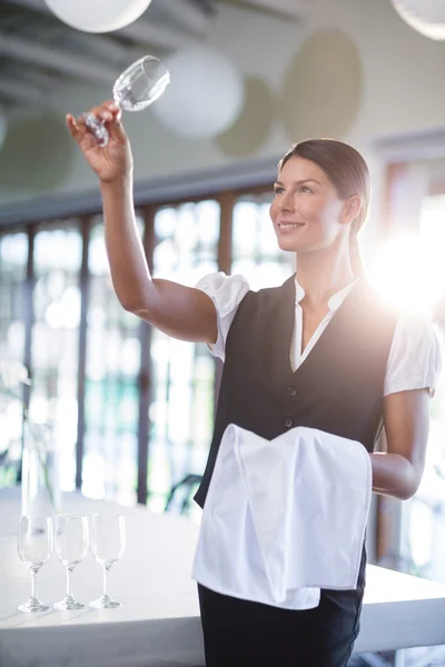 Kelnerka, trzyma się pusty kieliszek do wina — Zdjęcie stockowe