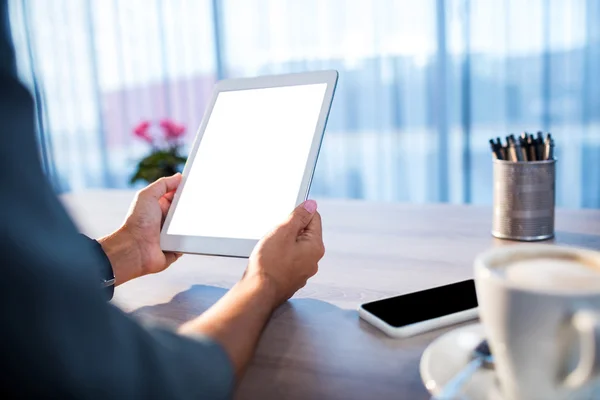 Mensen uit het bedrijfsleven met behulp van een tablet pc — Stockfoto