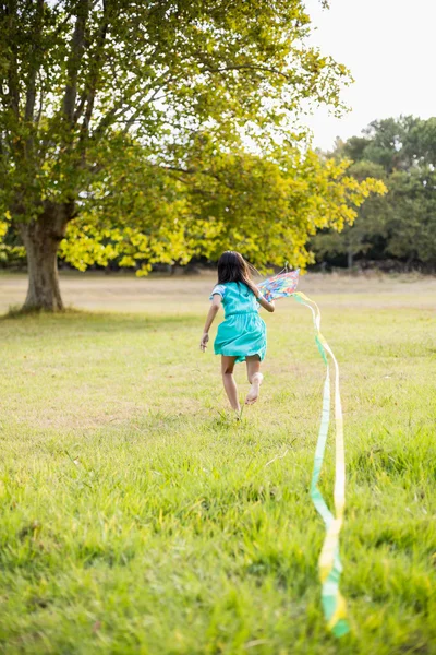 Meisje speelt met de kite in park — Stockfoto