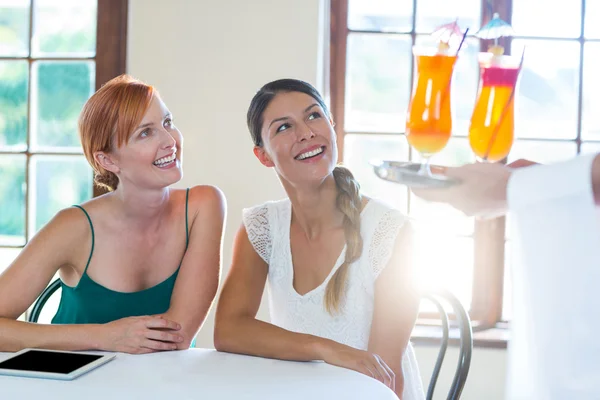 Serveur servant un cocktail aux femmes — Photo