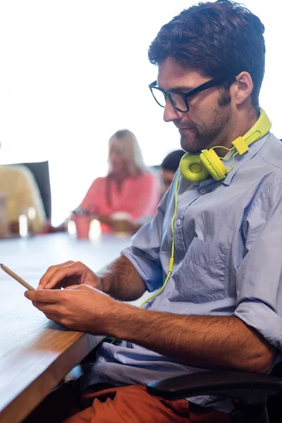 Hipster scrolling laptop — Stock Photo, Image