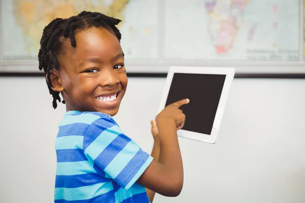 Skolan pojke med hjälp av Tablet PC — Stockfoto