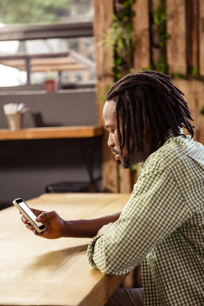 Hipster met behulp van een smartphone — Stockfoto