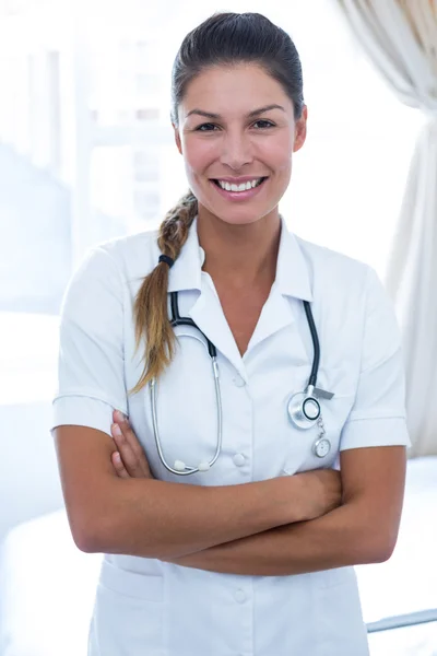 Portret van vrouwelijke arts permanent met gekruiste armen — Stockfoto
