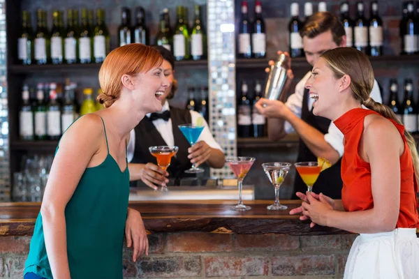 Friends standing at counter — Stock Photo, Image