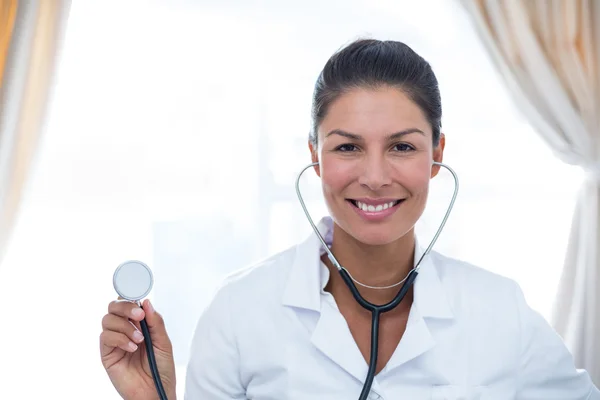 Portrait de femme médecin montrant stéthoscope — Photo