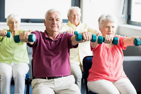 Senioren met behulp van gewichten — Stockfoto