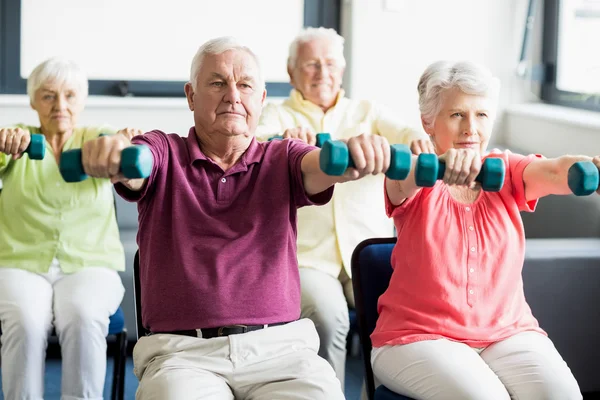 Seniors using weights — Stock Photo, Image