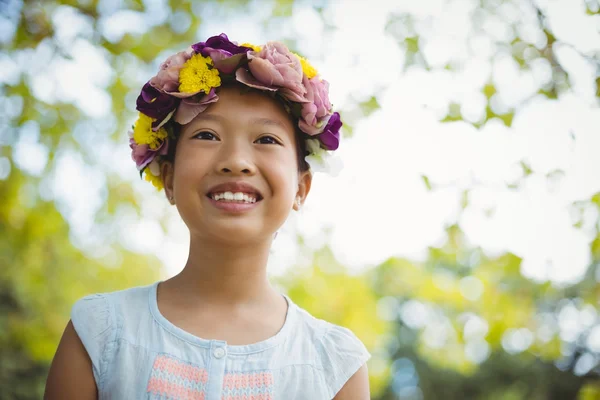 Chica sonriendo en el parque solo — Foto de Stock