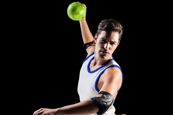 Hombre atleta confiado lanzando una pelota — Foto de Stock