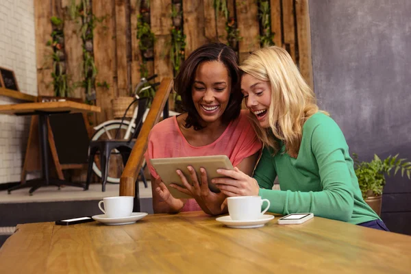 Friends using a tablet — Stock Photo, Image