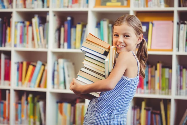 Scuola ragazza holding pila di libri — Foto Stock