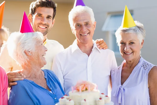 Enfermeira e idosos comemorando um aniversário — Fotografia de Stock