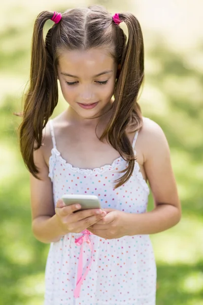 Junges Mädchen mit Mobiltelefon — Stockfoto