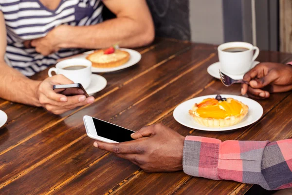 Amigos usando smartphones — Fotografia de Stock