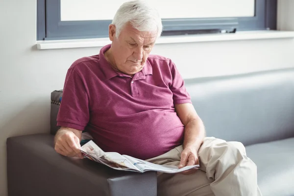 Homem sênior lendo o jornal — Fotografia de Stock