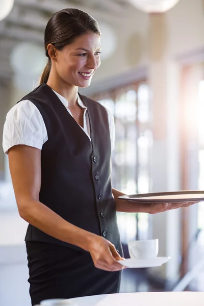 Kellnerin serviert Tasse Kaffee — Stockfoto