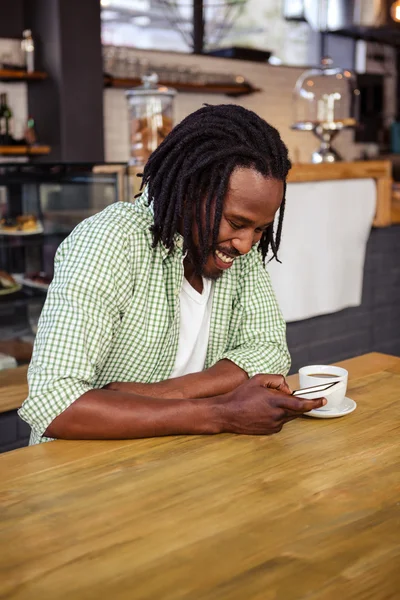 Hipster met behulp van een smartphone — Stockfoto