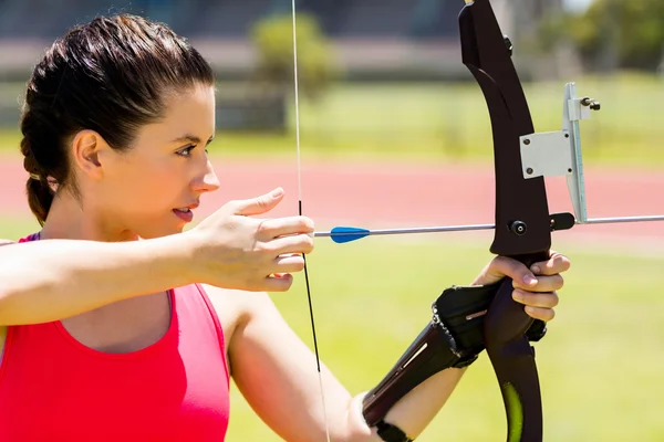 Жінка-спортсменка, що практикує стрільбу з лука — стокове фото