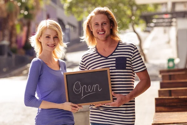 Commercianti che tengono consiglio scritto aperto — Foto Stock