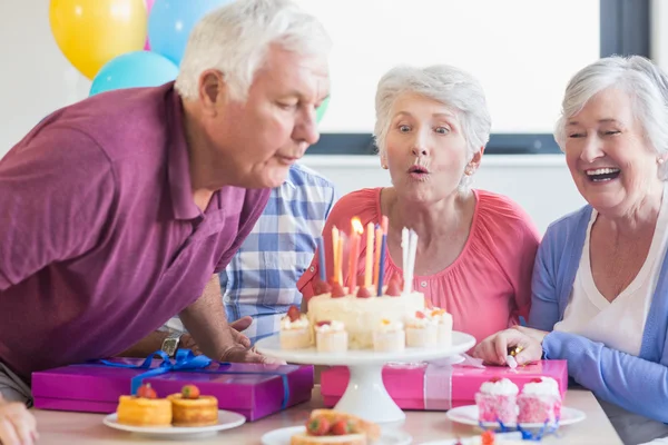 Idosos comemorando um aniversário — Fotografia de Stock