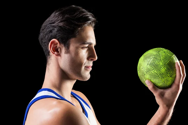 Säker idrottsman man håller en boll — Stockfoto