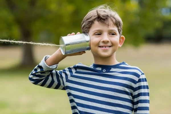 Garçon écoute à travers étain peut téléphone — Photo