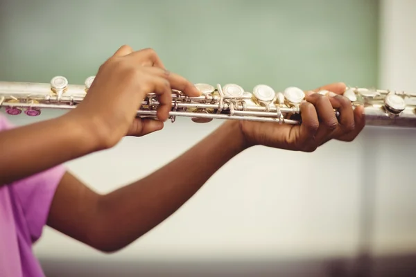 Colegiala tocando flauta en el aula —  Fotos de Stock