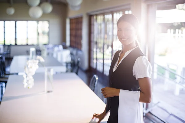 Kellnerin mit Serviette drapiert — Stockfoto