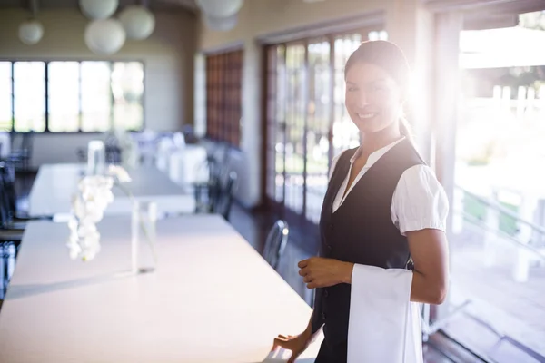 Camarera con servilleta cubierta — Foto de Stock