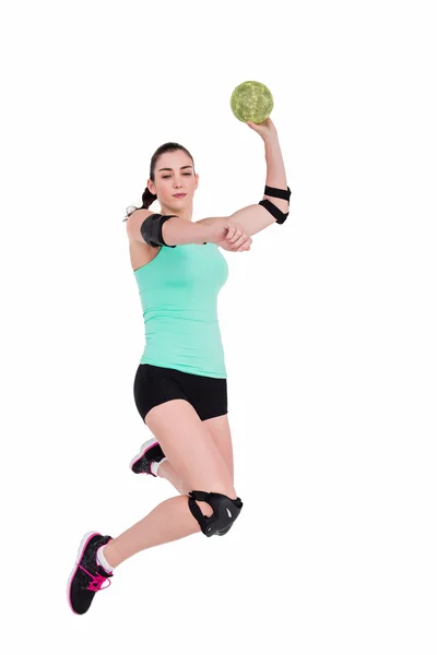 Atleta femenina con coderas lanzando balonmano — Foto de Stock