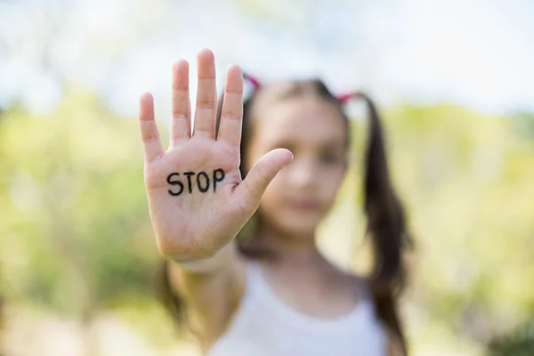 Ragazza facendo segno di stop con la mano — Foto Stock