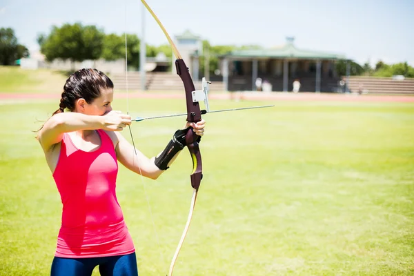 Atleta donna che pratica tiro con l'arco — Foto Stock