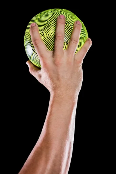 Sportsman håller en boll — Stockfoto