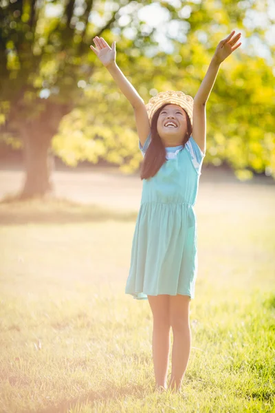 Ragazza in piedi con le braccia tese — Foto Stock