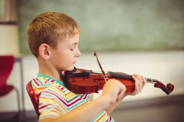 Schooljongen spelen viool in de klas — Stockfoto