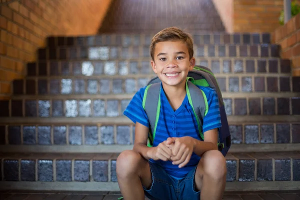 Schooljongen zittend op de trap — Stockfoto