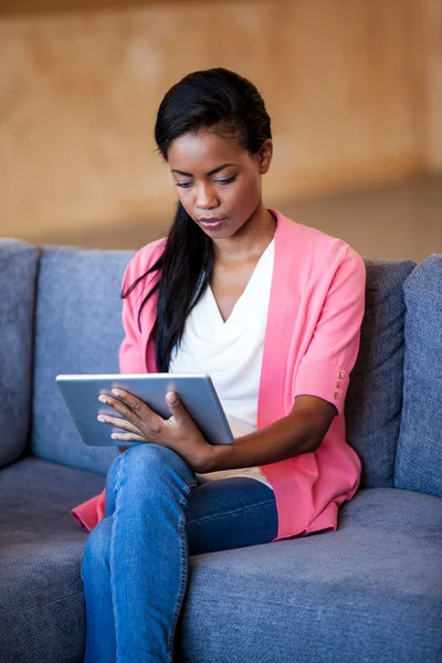 Empresaria trabajando con tablet — Foto de Stock